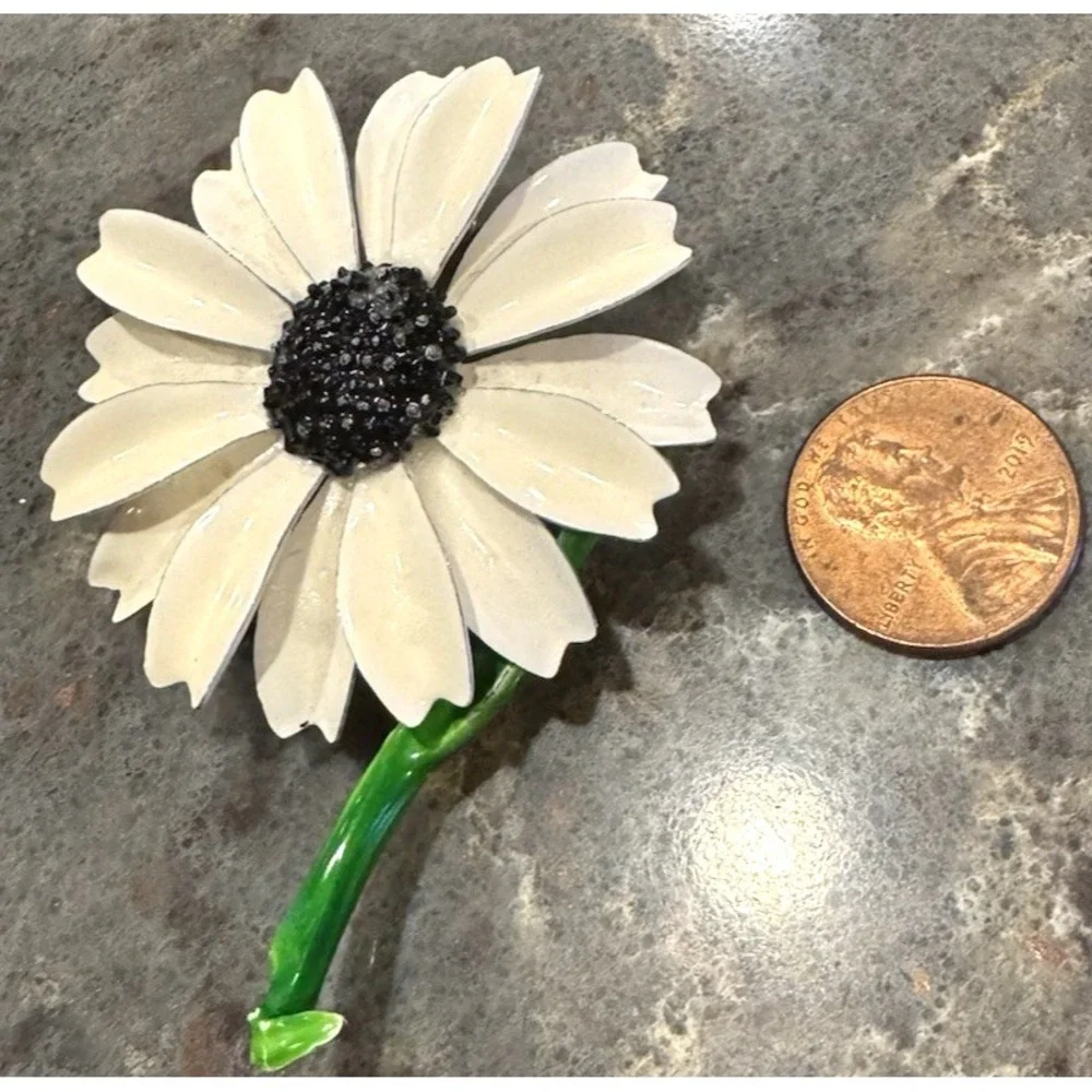 Vintage Brooch 1960's‎ Flower Power White Enamel Daisy Black Center